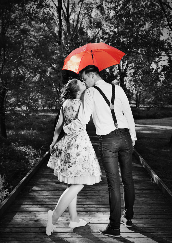 빨간 우산을 든 로맨틱 커플 포토그라피 포스터