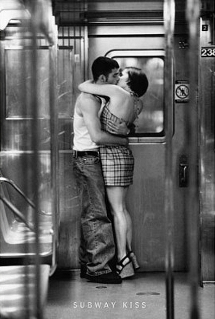 PG-33 kissing in subway 대형 포토그라피 포스터 61X91cm